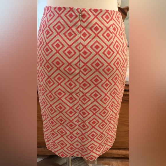 Ann Taylor Pencil Skirt Size 10P Cream Red
Diamond Geometric Pattern Fully Lined - Picture 2 of 8